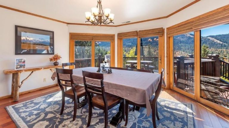 Glass House on the Ridge – Meredith Lodging