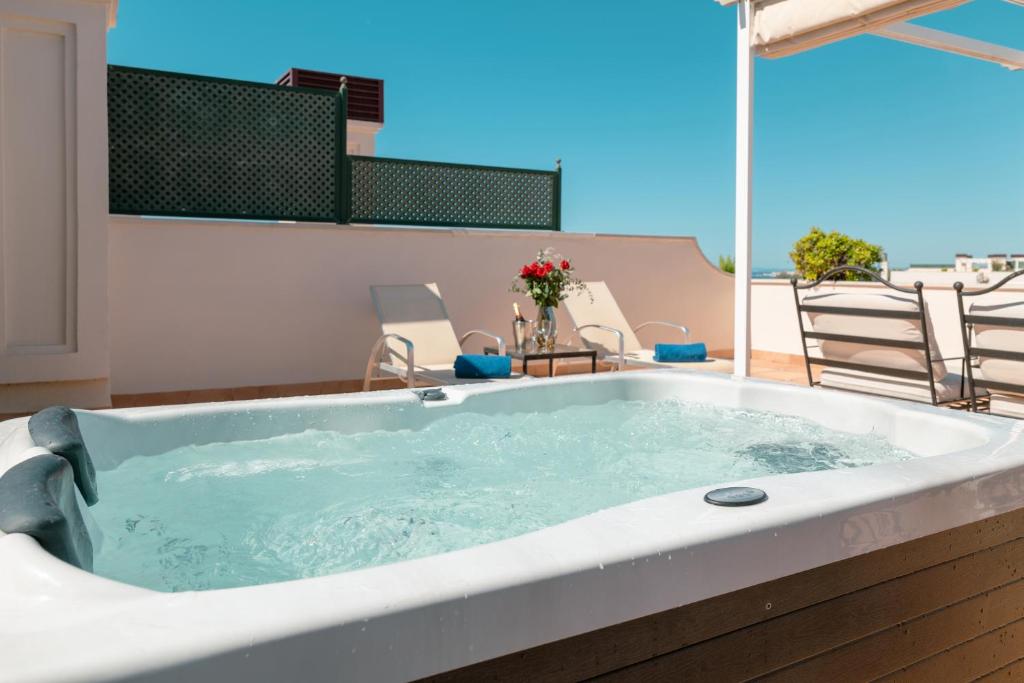 Guadalpin Suites, habitación con jacuzzi privado