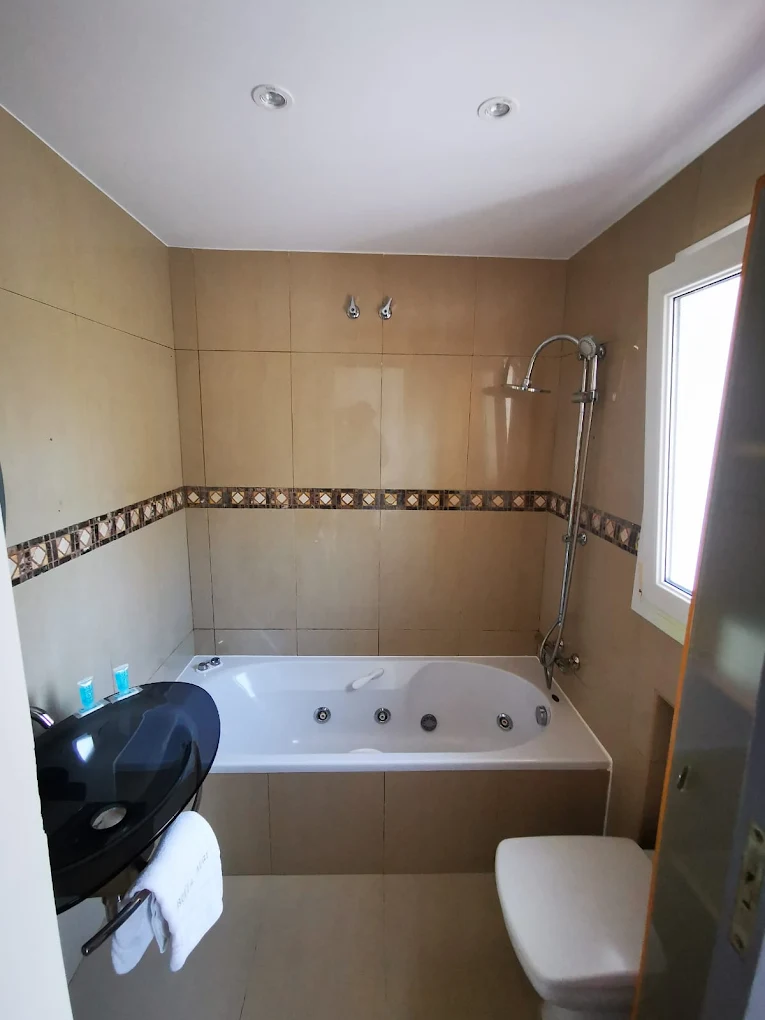 H Bella Mar Roses, habitación con jacuzzi privado