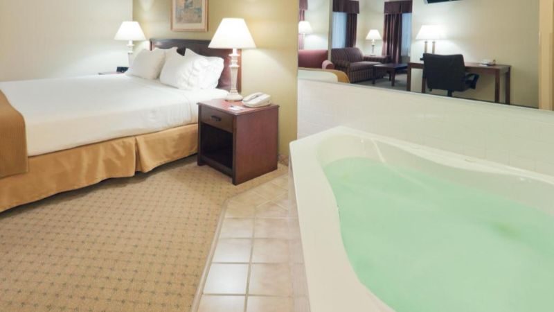 Holiday Inn Express Evansville – West, room with private jacuzzi, photo 1