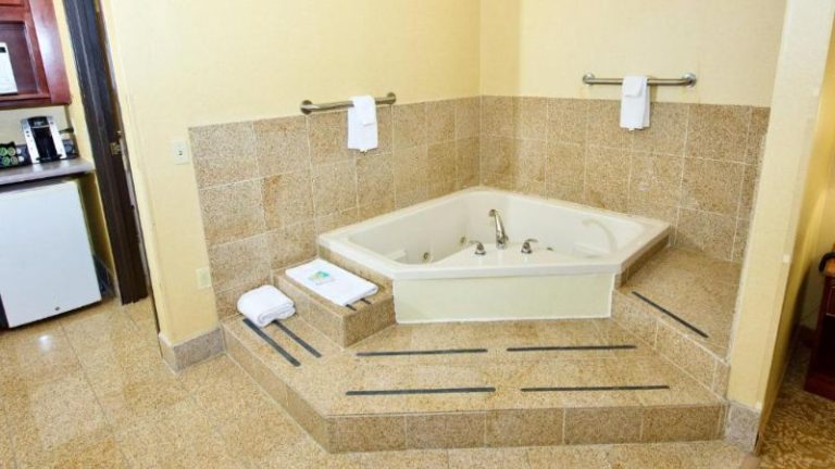 Holiday Inn Express & Suites St. Louis West – Fenton By IHG