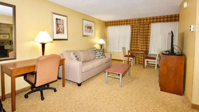 Holiday Inn Express & Suites St. Louis West – Fenton By IHG