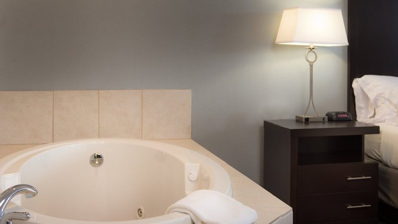 Holiday Inn Express Le Claire Riverfront-Davenport, an IHG hotel: the King Suite with River View and Spa Tub in Le Claire, IA