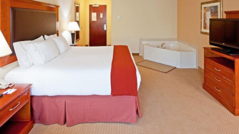 Holiday Inn Express & Suites Albany Airport Area – Latham, an IHG Hotel, room with private jacuzzi, photo 1