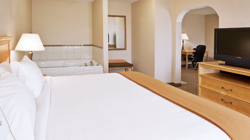 Holiday Inn Express & Suites Chesterfield – Selfridge Area By IHG, room with private jacuzzi, photo 2