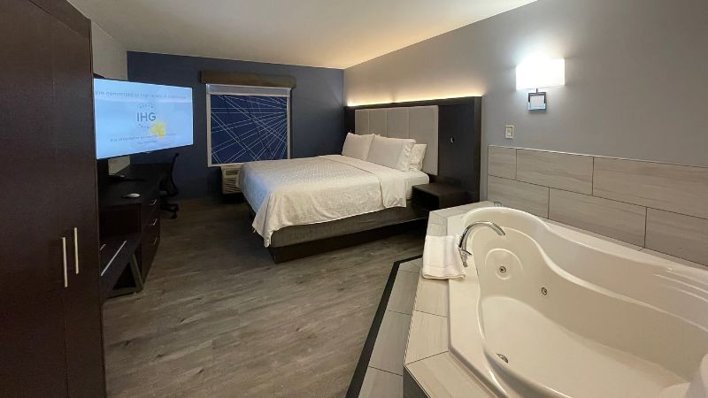 Holiday Inn Express & Suites Columbia – East Elkridge, room with private jacuzzi, photo 2