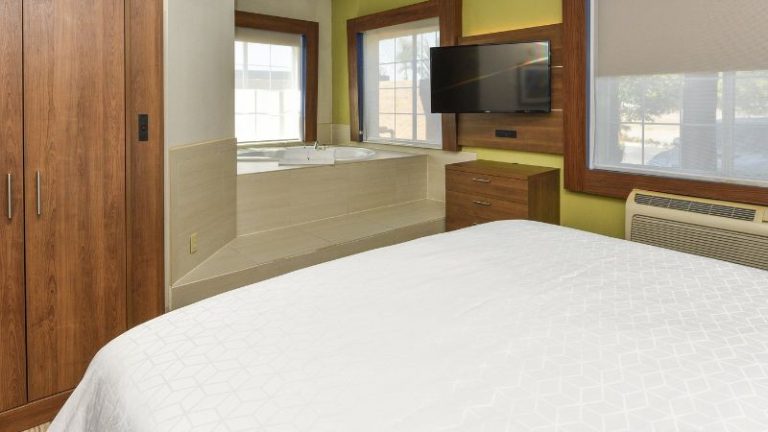 Holiday Inn Express & Suites Corona By IHG
