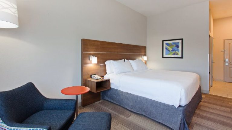 Holiday Inn Express & Suites Corona By IHG