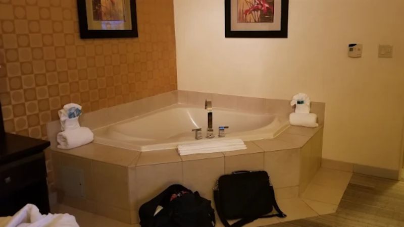 Holiday Inn Express & Suites Dallas South – Desoto By Ihg, room with private jacuzzi, photo 2