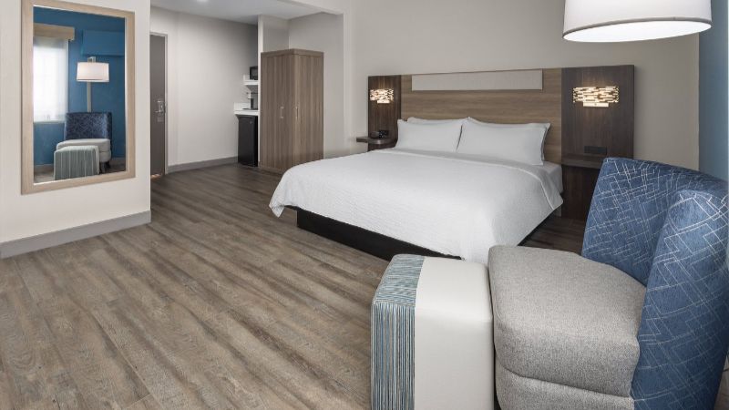 Holiday Inn Express & Suites Leesburg – Historic District, room with private jacuzzi, photo 4