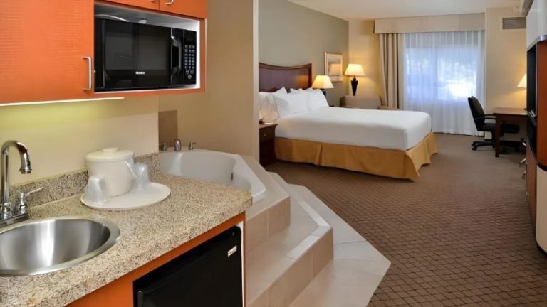 Holiday Inn Express & Suites Lincoln-Roseville Area, an IHG Hotel
