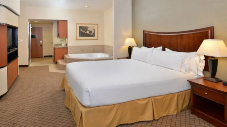 Holiday Inn Express & Suites Lincoln-Roseville Area, an IHG Hotel