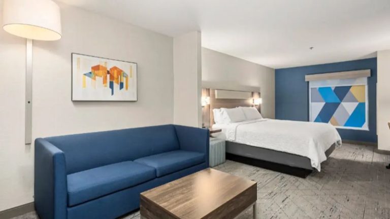 Holiday Inn Express & Suites Lincoln-Roseville Area, an IHG Hotel