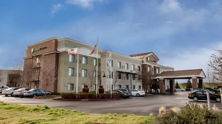 Holiday Inn Express & Suites Lincoln-Roseville Area, an IHG Hotel