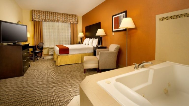 Holiday Inn Express & Suites Manassas by IHG