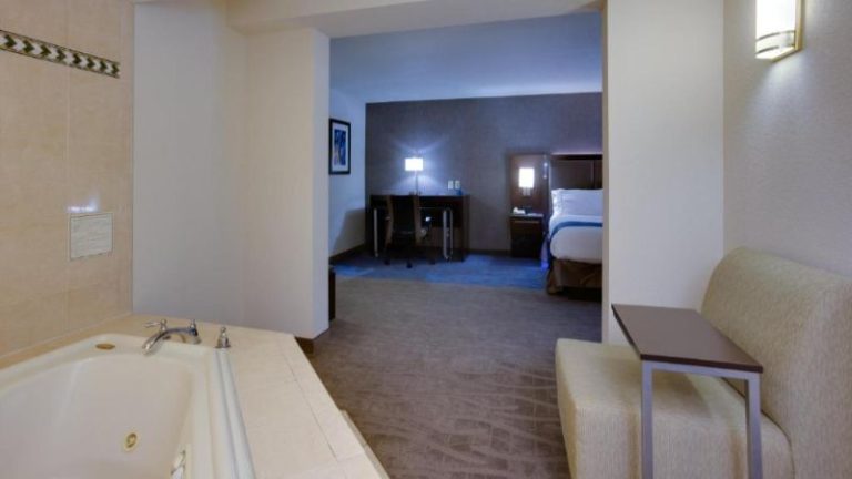 Holiday Inn Express & Suites Meadowlands Area, an IHG hotel