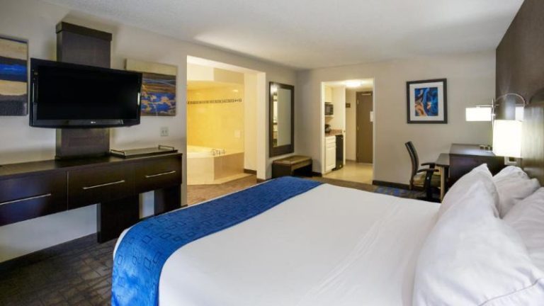 Holiday Inn Express & Suites Meadowlands Area, an IHG hotel