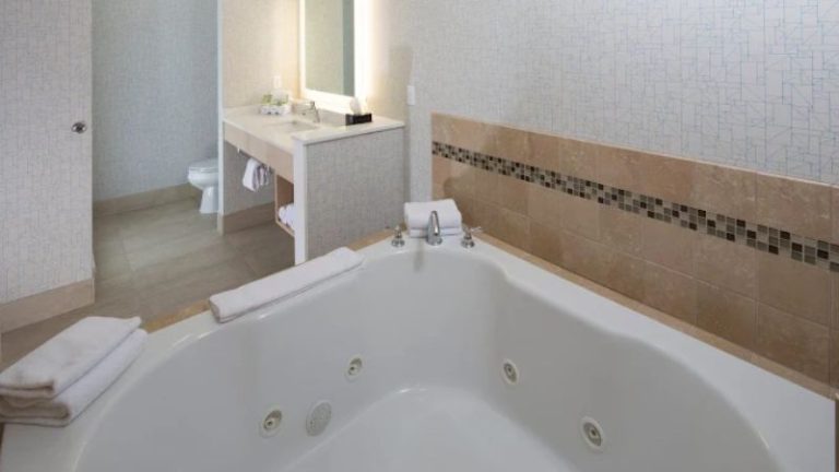 Holiday Inn Express & Suites Port Huron By IHG
