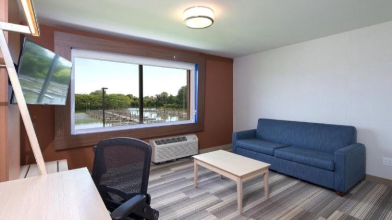 Holiday Inn Express & Suites Port Huron By IHG