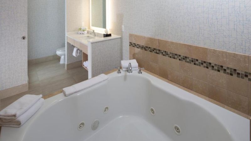 Holiday Inn Express & Suites Rochester Hills – Detroit Area By IHG, room with private jacuzzi, photo 1