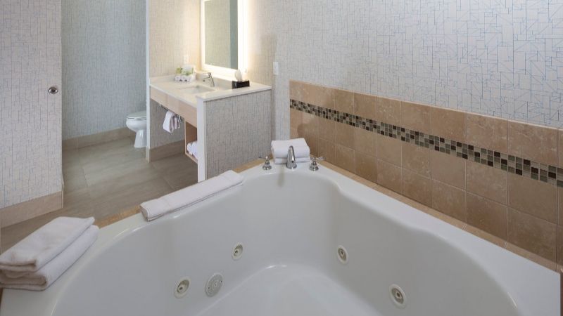 Holiday Inn Express & Suites Rochester Hills – Detroit Area By IHG, room with private jacuzzi, photo 2