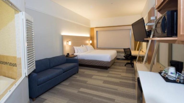 Holiday Inn Express & Suites Rochester Hills – Detroit Area By IHG