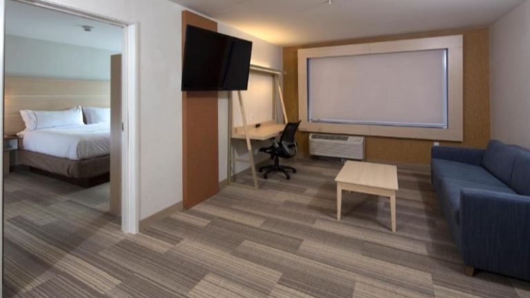 Holiday Inn Express & Suites Rochester Hills – Detroit Area By IHG