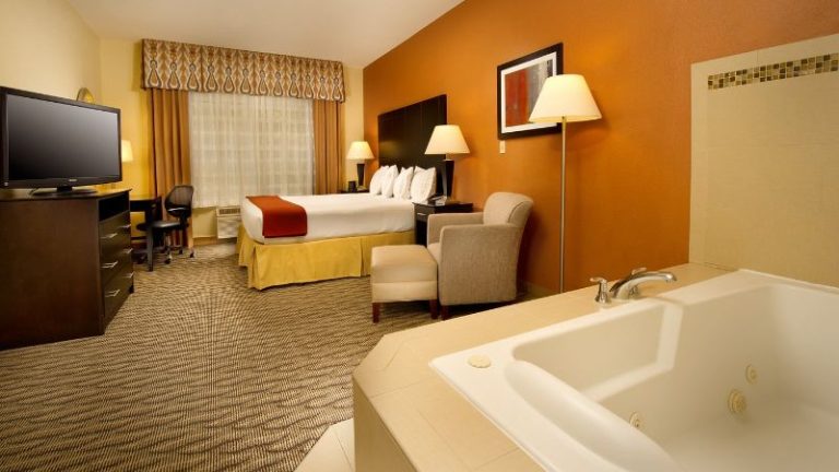 Holiday Inn Express & Suites Manassas by IHG