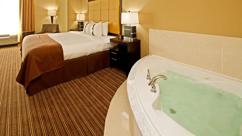 Holiday Inn Mobile – Airport, room with private jacuzzi, photo 1