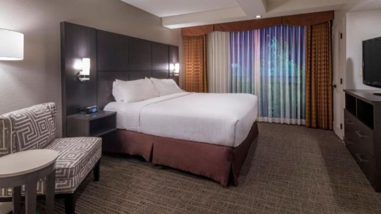 Holiday Inn & Suites Phoenix Airport North by IHG
