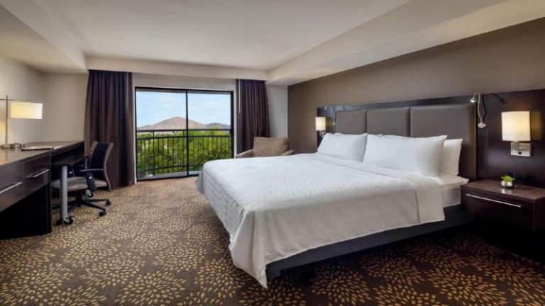 Holiday Inn & Suites Phoenix Airport North by IHG