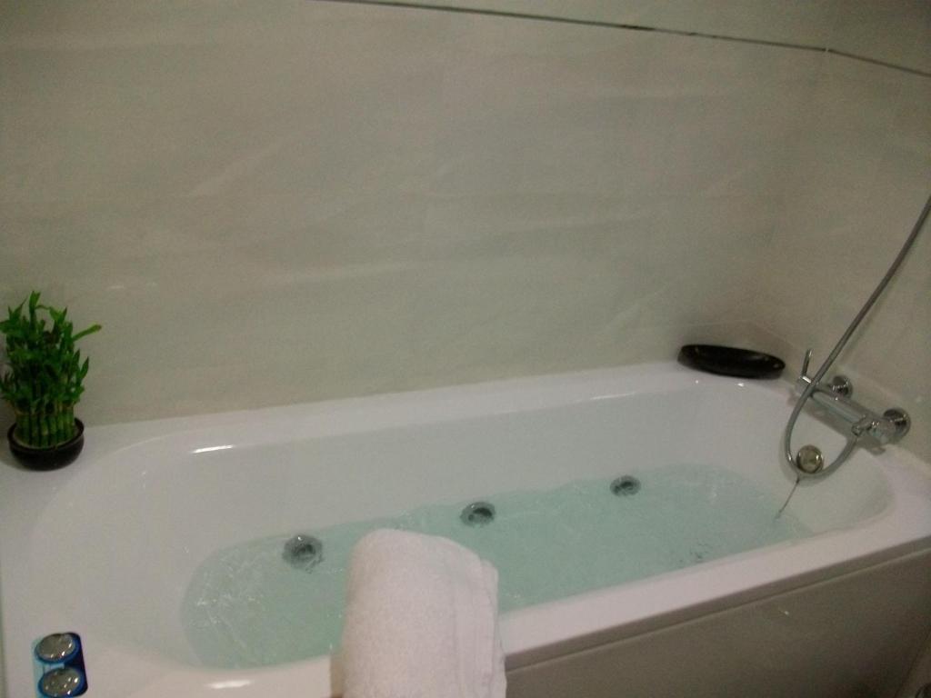 Hostal Alcalá del Júcar, habitación con jacuzzi privado