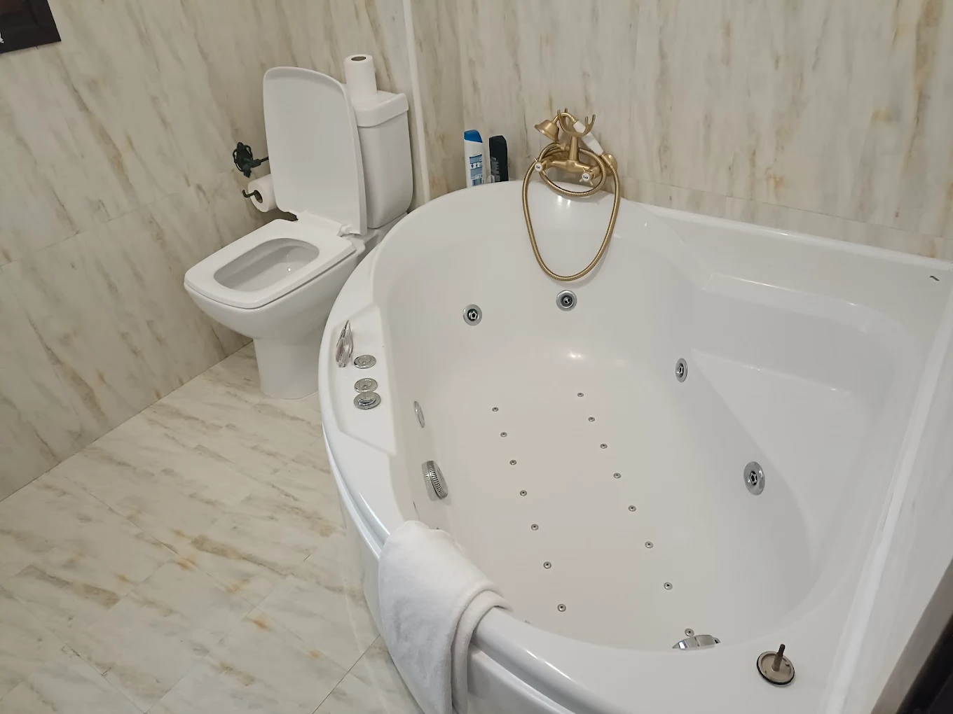 Hostal Virgen de la Encina, habitación con jacuzzi privado