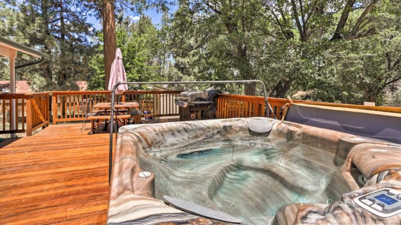 Hot Tub and Deck Big Bear Gem Near Resorts
