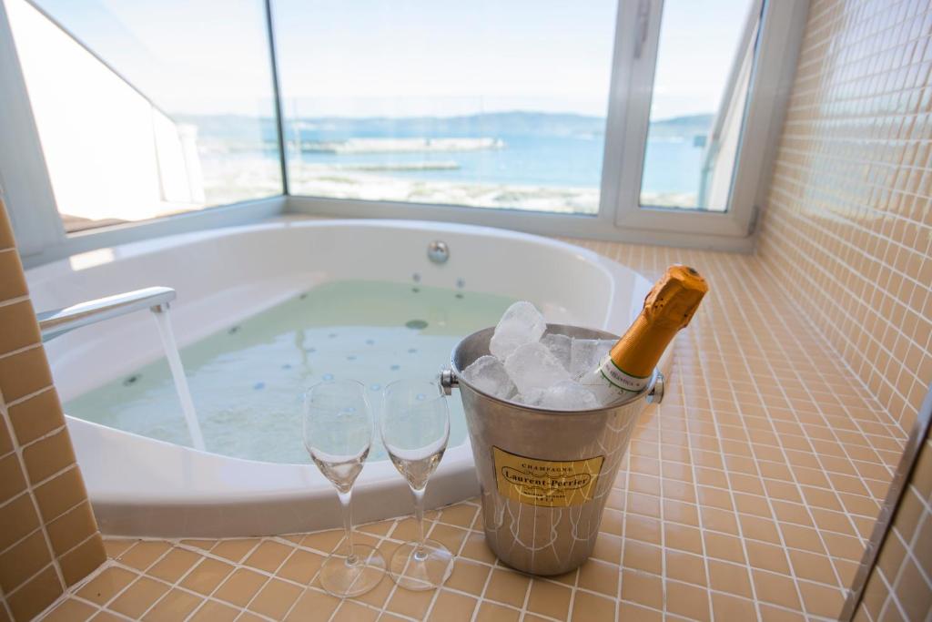 Hotel – Boutique O Náutico Laxe, habitación con jacuzzi privado