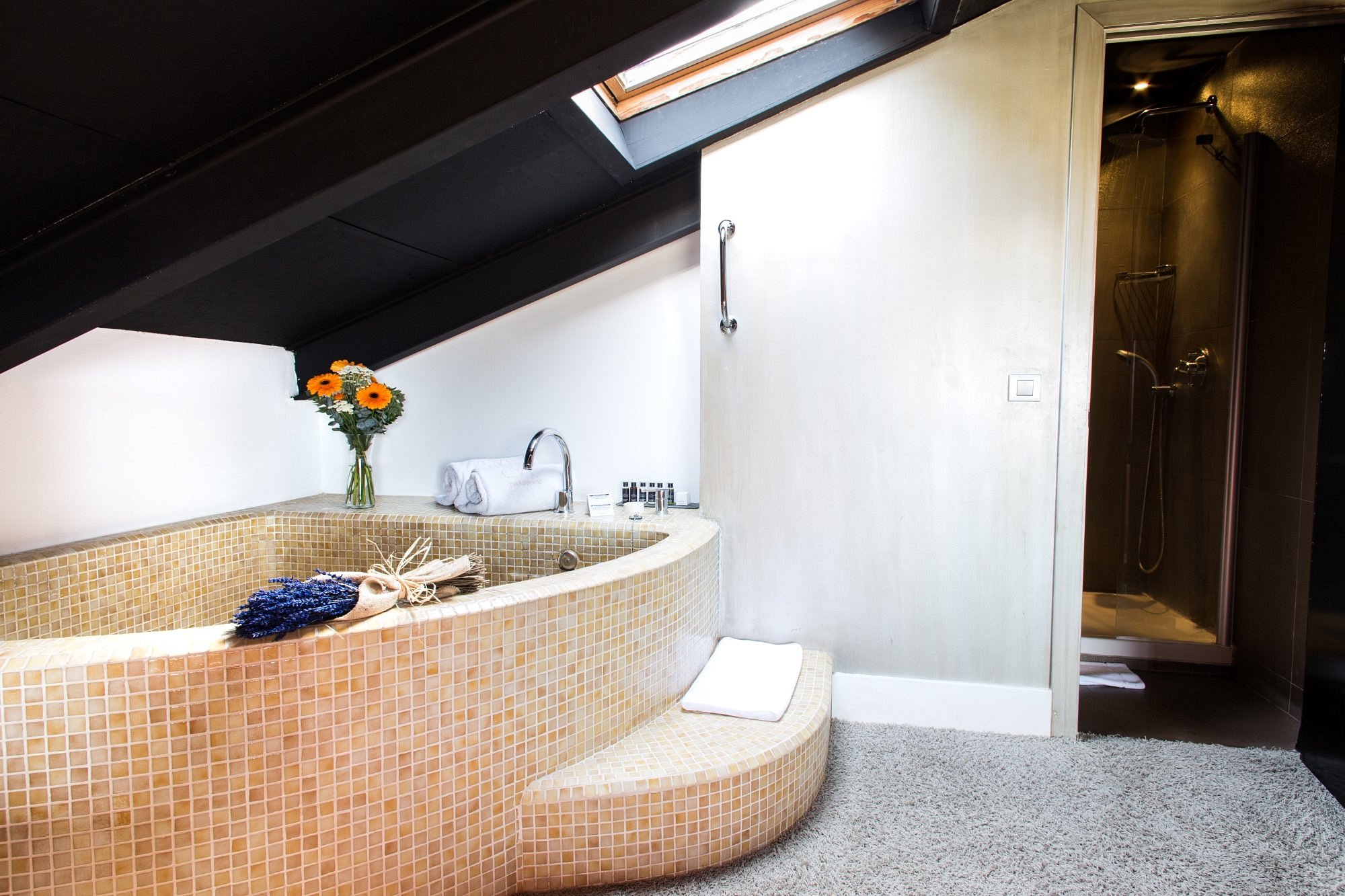 Hotel Cardamomo Sigüenza, habitación con jacuzzi privado