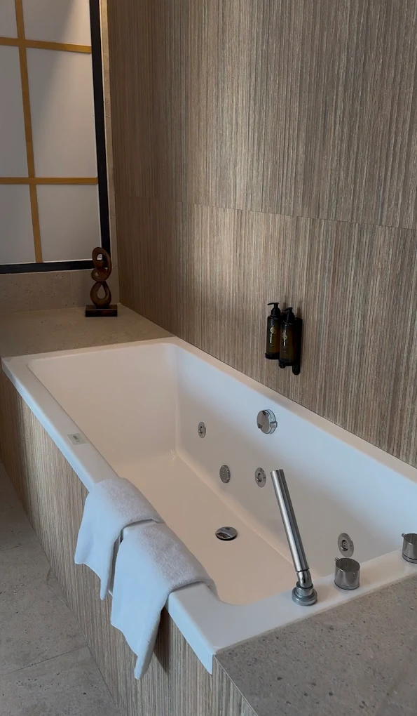 Hotel Condestable Iranzo, habitación con jacuzzi privado