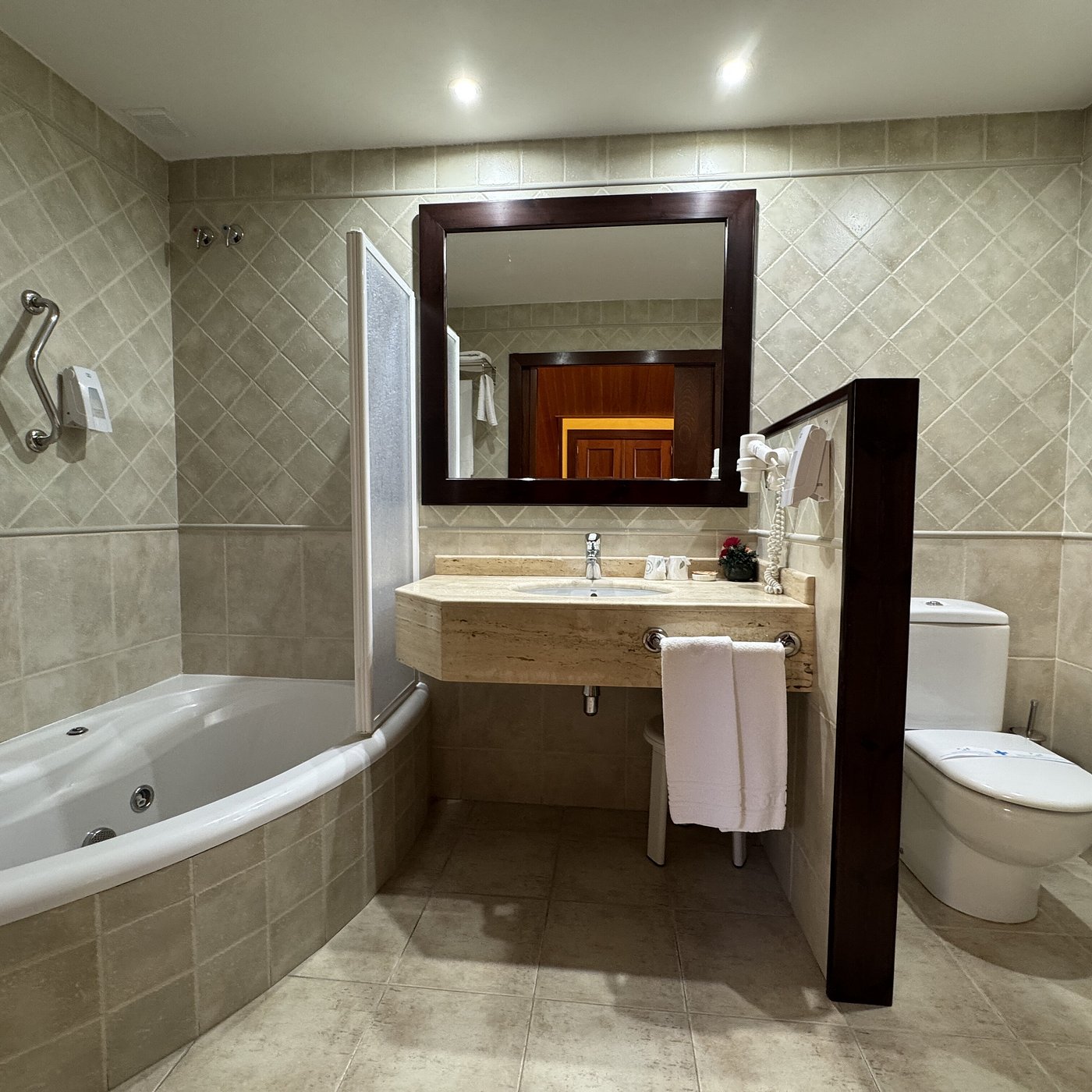 Hotel Cotiella, habitación con jacuzzi privado