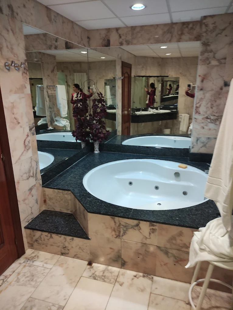 Hotel Doña Jimena, habitación con jacuzzi privado