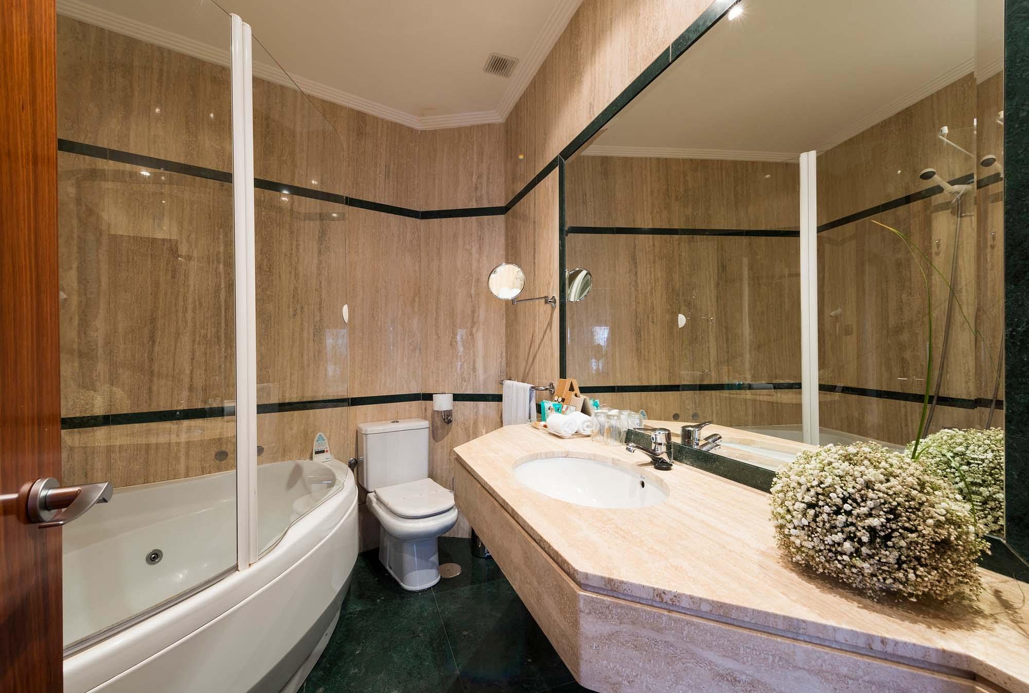 Hotel FC Infantas de León, habitación con jacuzzi privado