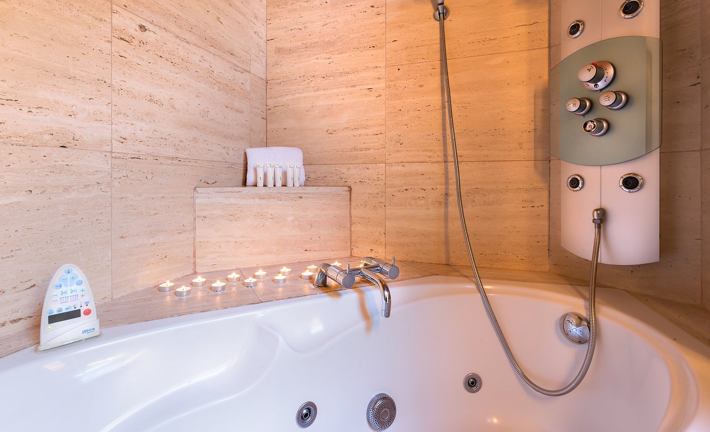 Hotel Izán Puerta de Gredos, habitación con jacuzzi privado