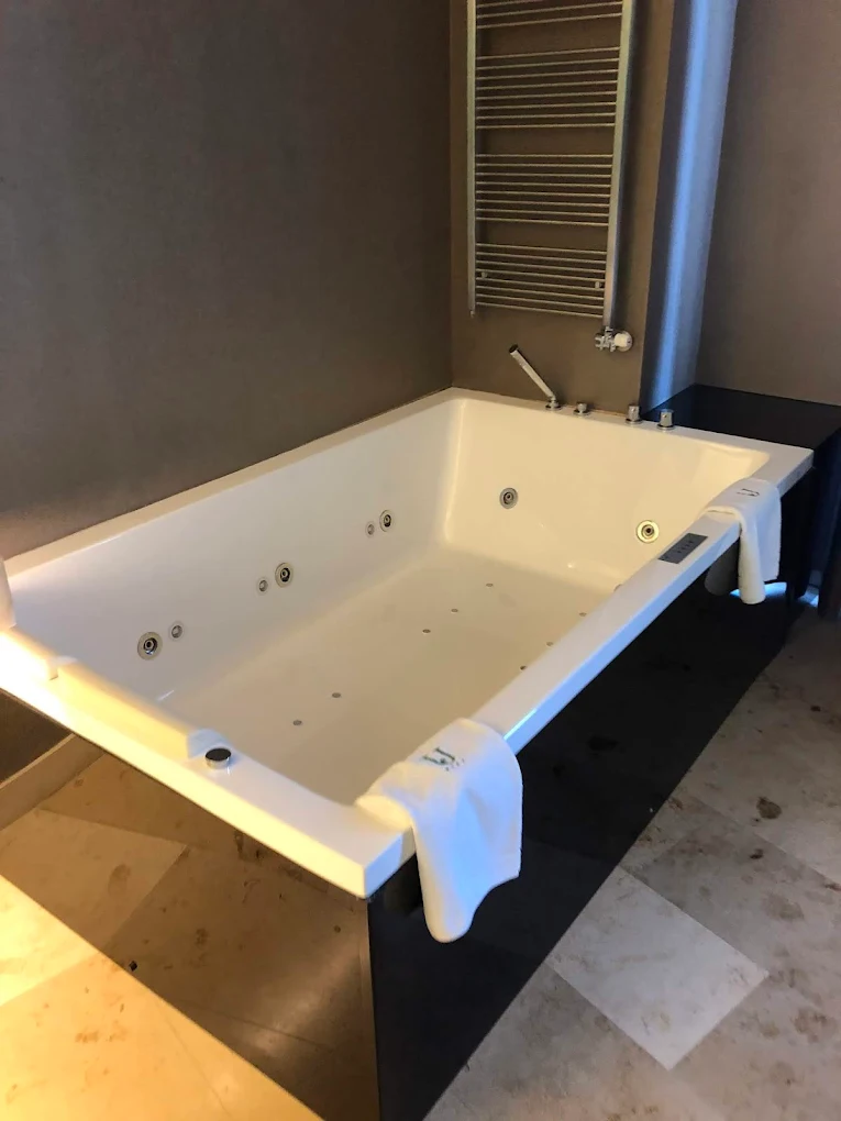 Hotel Jardines De Uleta Suites, habitación con jacuzzi privado