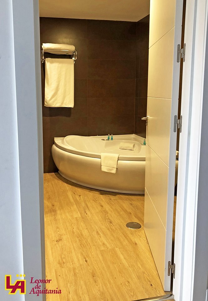 Hotel Leonor De Aquitania, habitación con jacuzzi privado