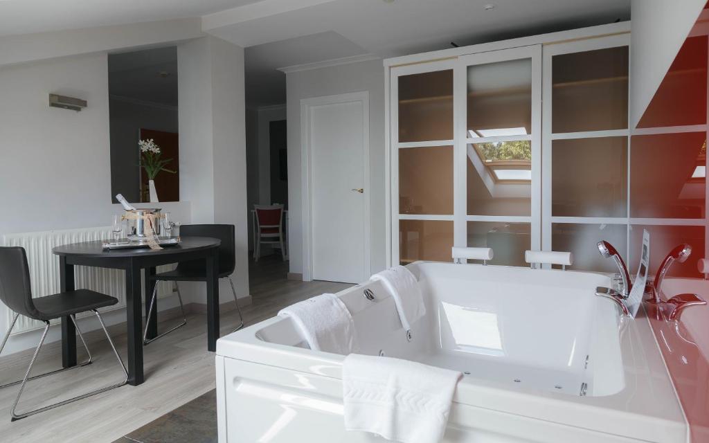 Hotel Lombiña, habitación con jacuzzi privado