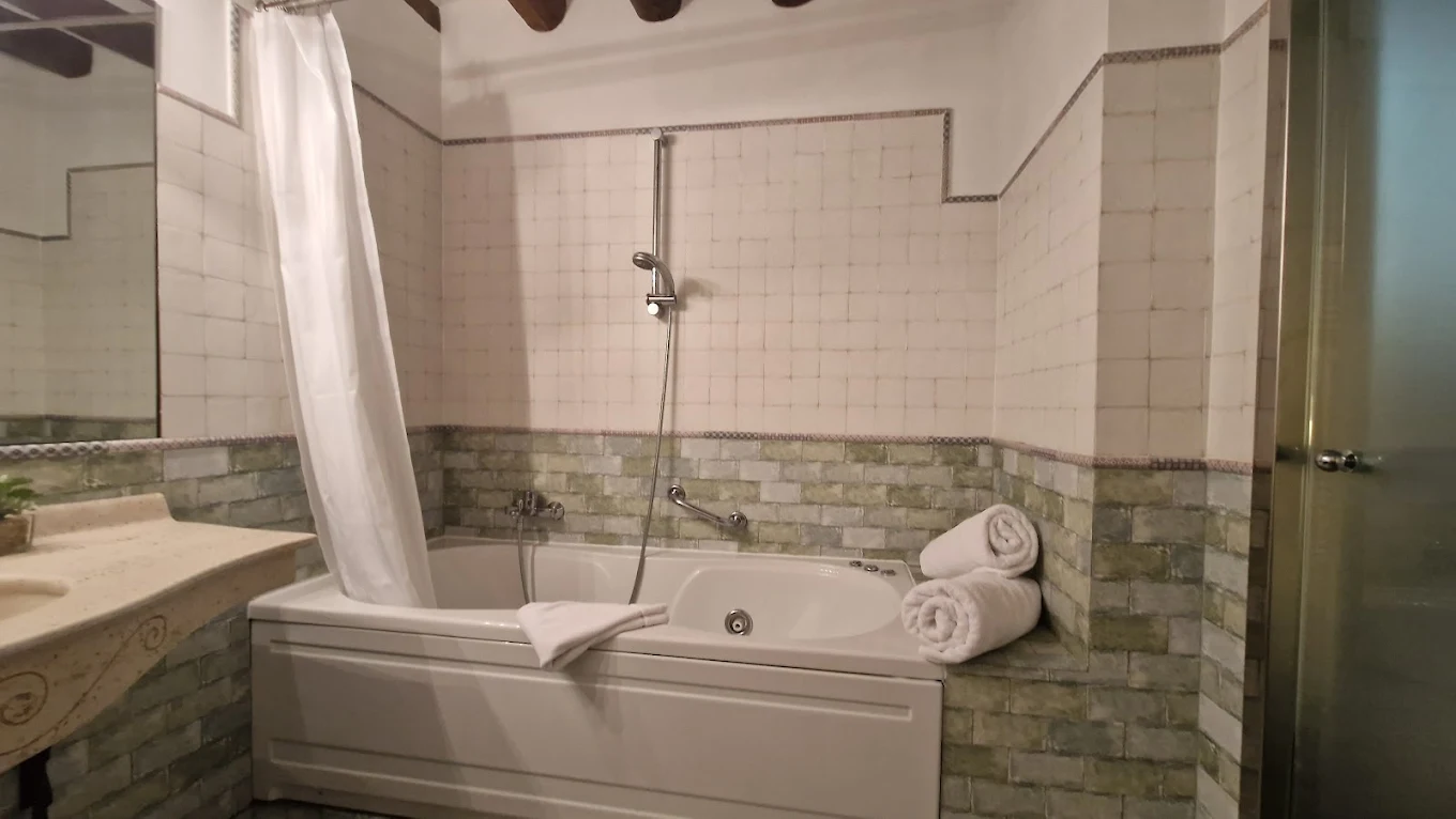 Hotel Los Arcos, habitación con jacuzzi privado