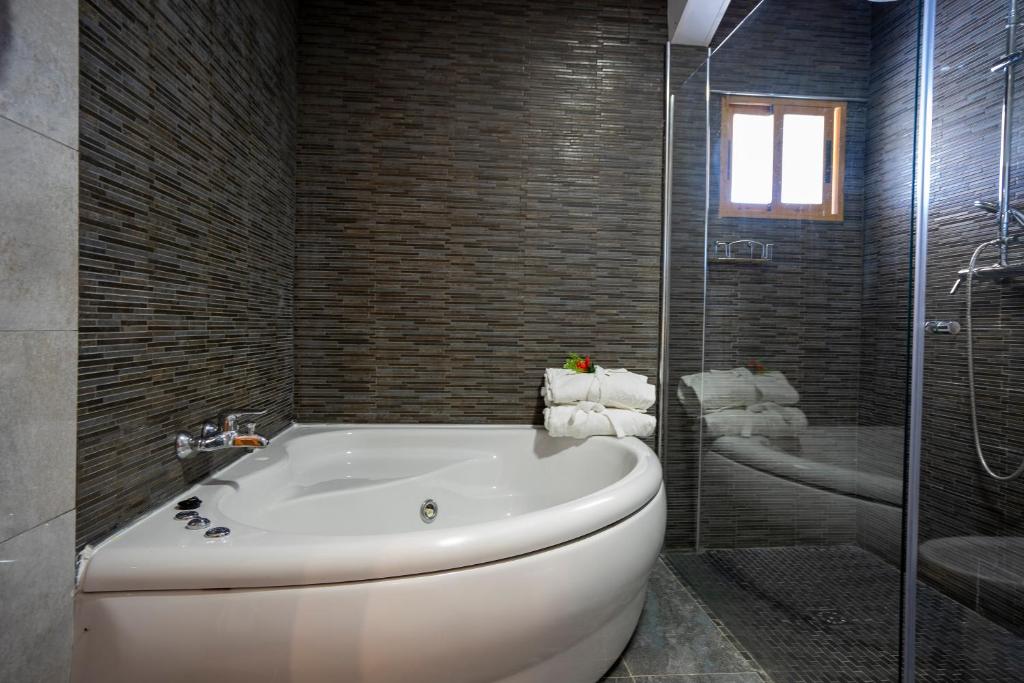 Hotel Los Barruecos, habitación con jacuzzi privado