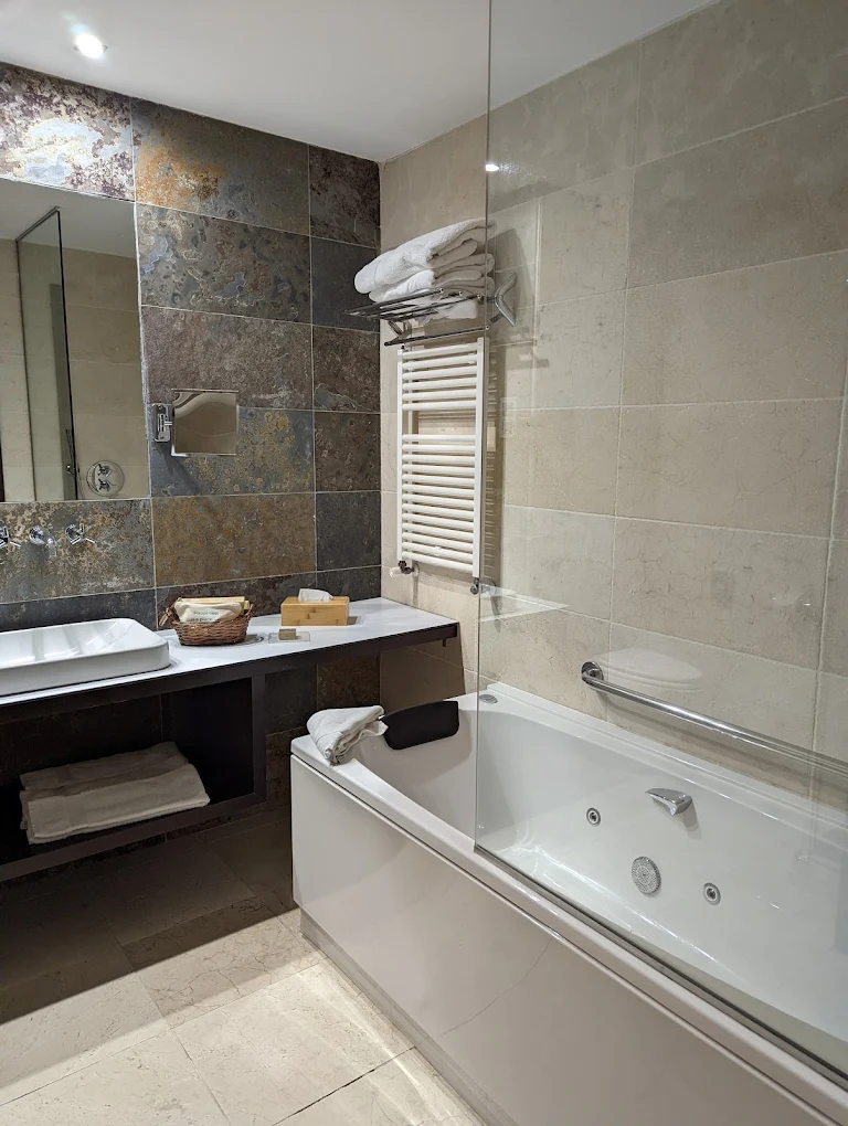 Hotel Mas Solà, habitación con jacuzzi privado