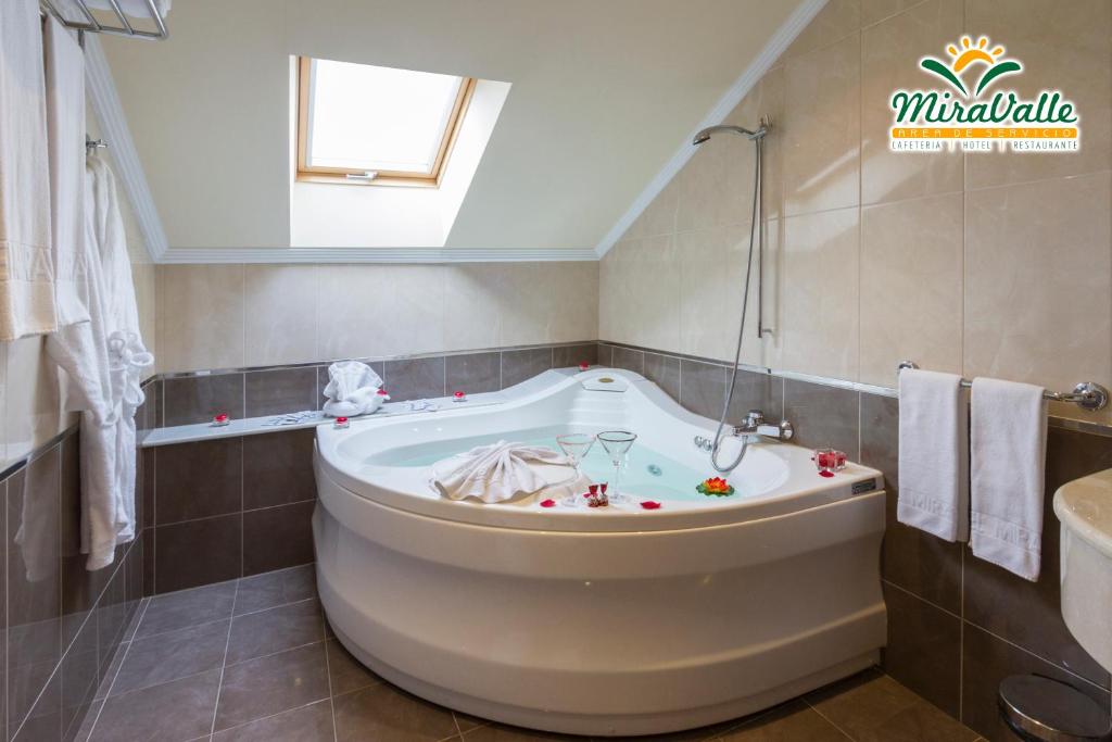 Hotel Miravalle, habitación con jacuzzi privado