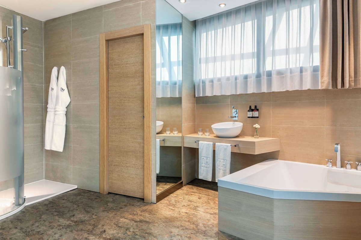 Hotel NH Gijón, habitación con jacuzzi privado
