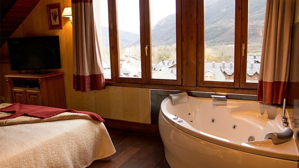 Hotel Pradas Ordesa, habitación con jacuzzi privado